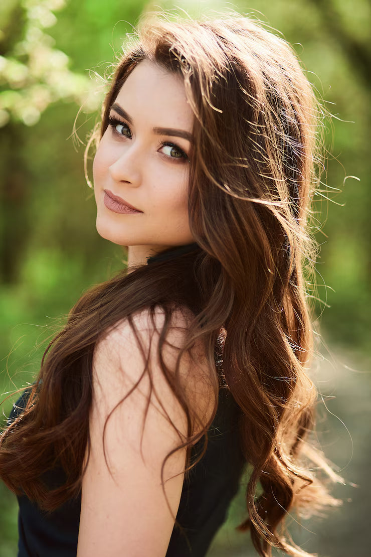 files/beautiful-girl-stands-park_8353-5084.avif