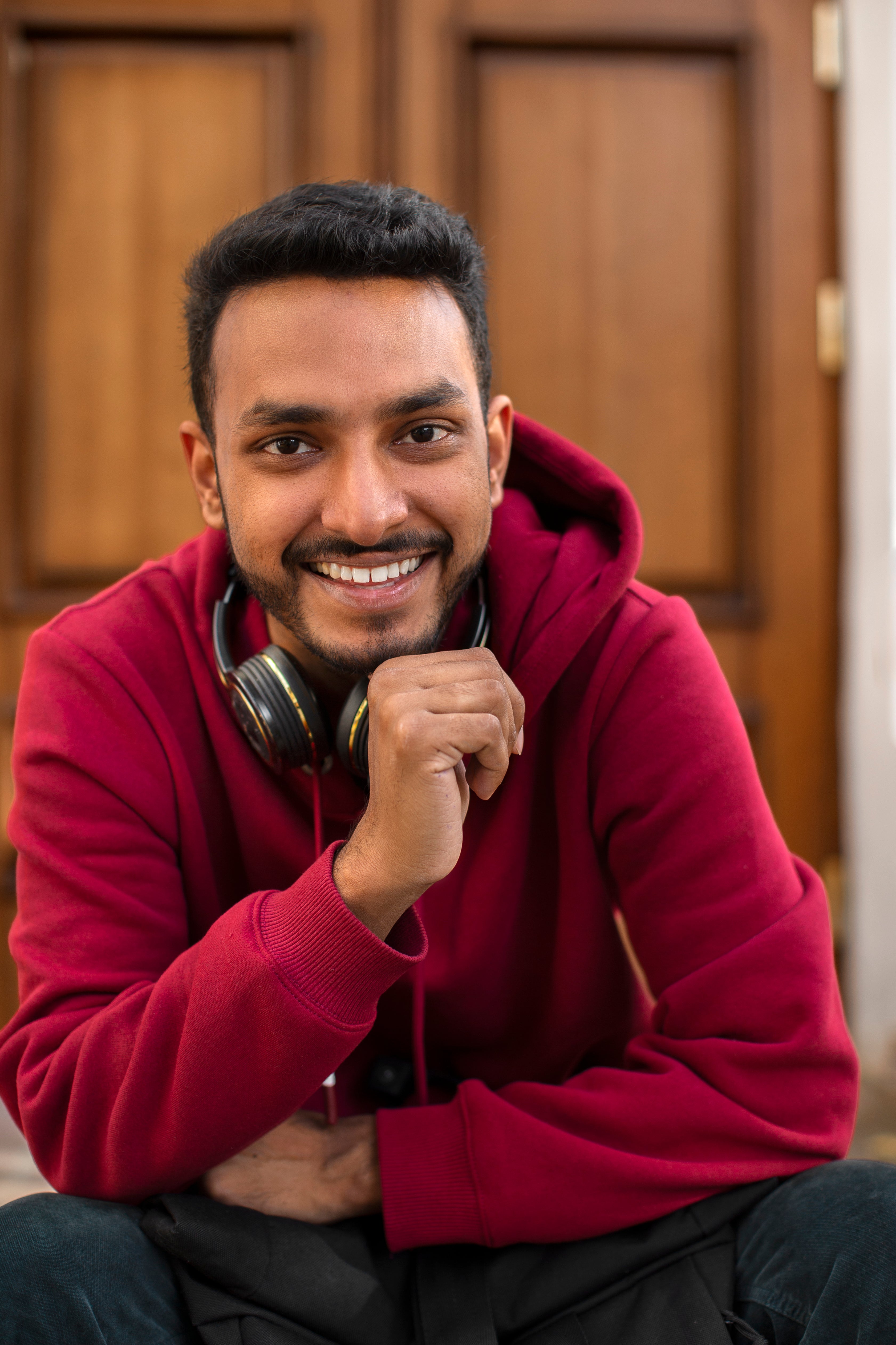 files/front-view-smiley-man-with-headphones.jpg