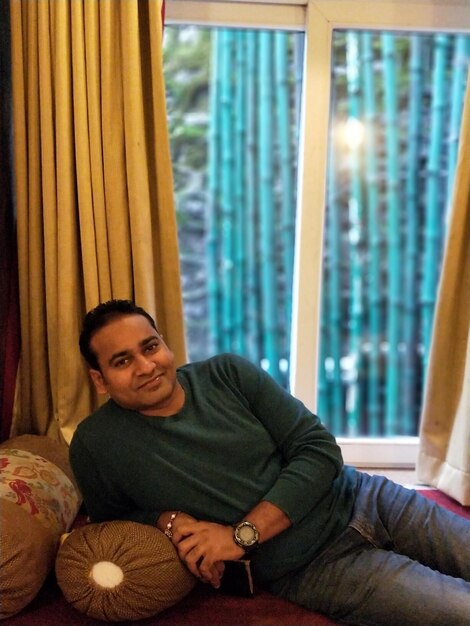 files/portrait-smiling-man-reclining-against-window-hotel_1048944-2102708.jpg